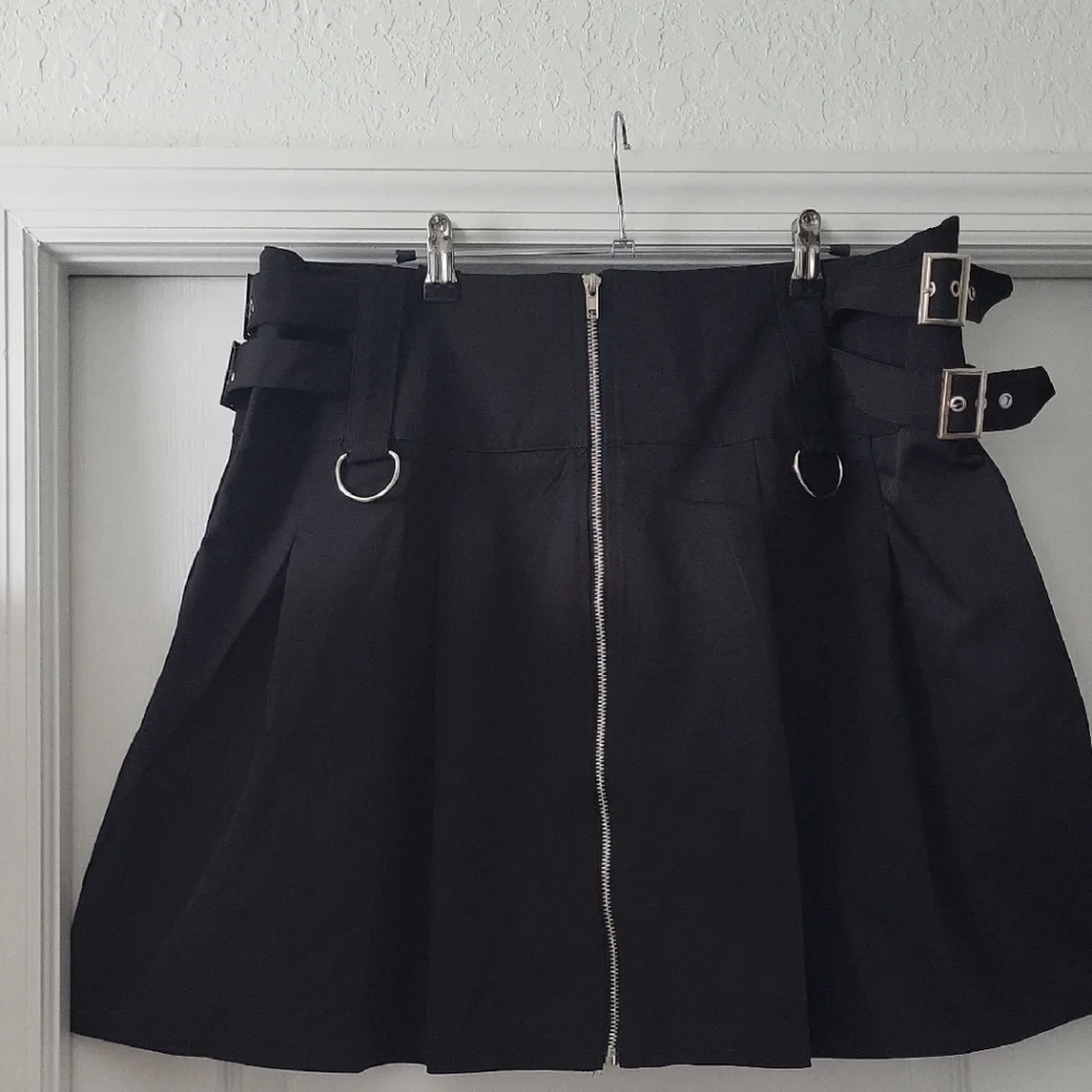 Black Zipper Mini Skirt With Silver Accents - 1X NWOT - Picture 2 of 4